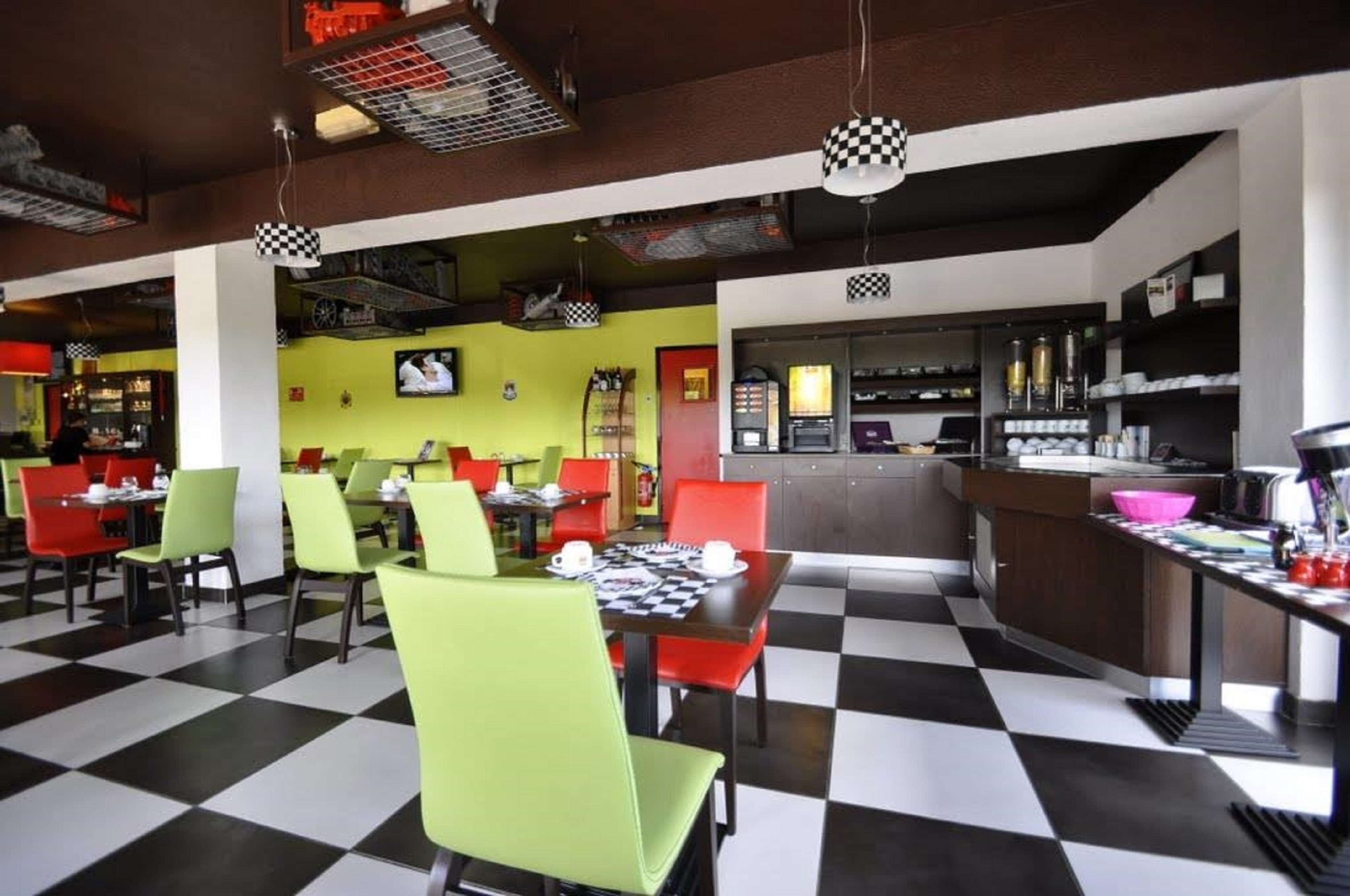 Petit déjeuner buffet (7.90 EUR par personne)