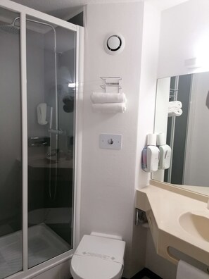 Regadera, amenidades de baño ecológicas, secadora de cabello, toallas 