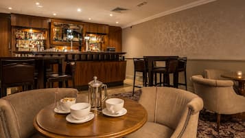 2 bares y 1 salón en el vestíbulo