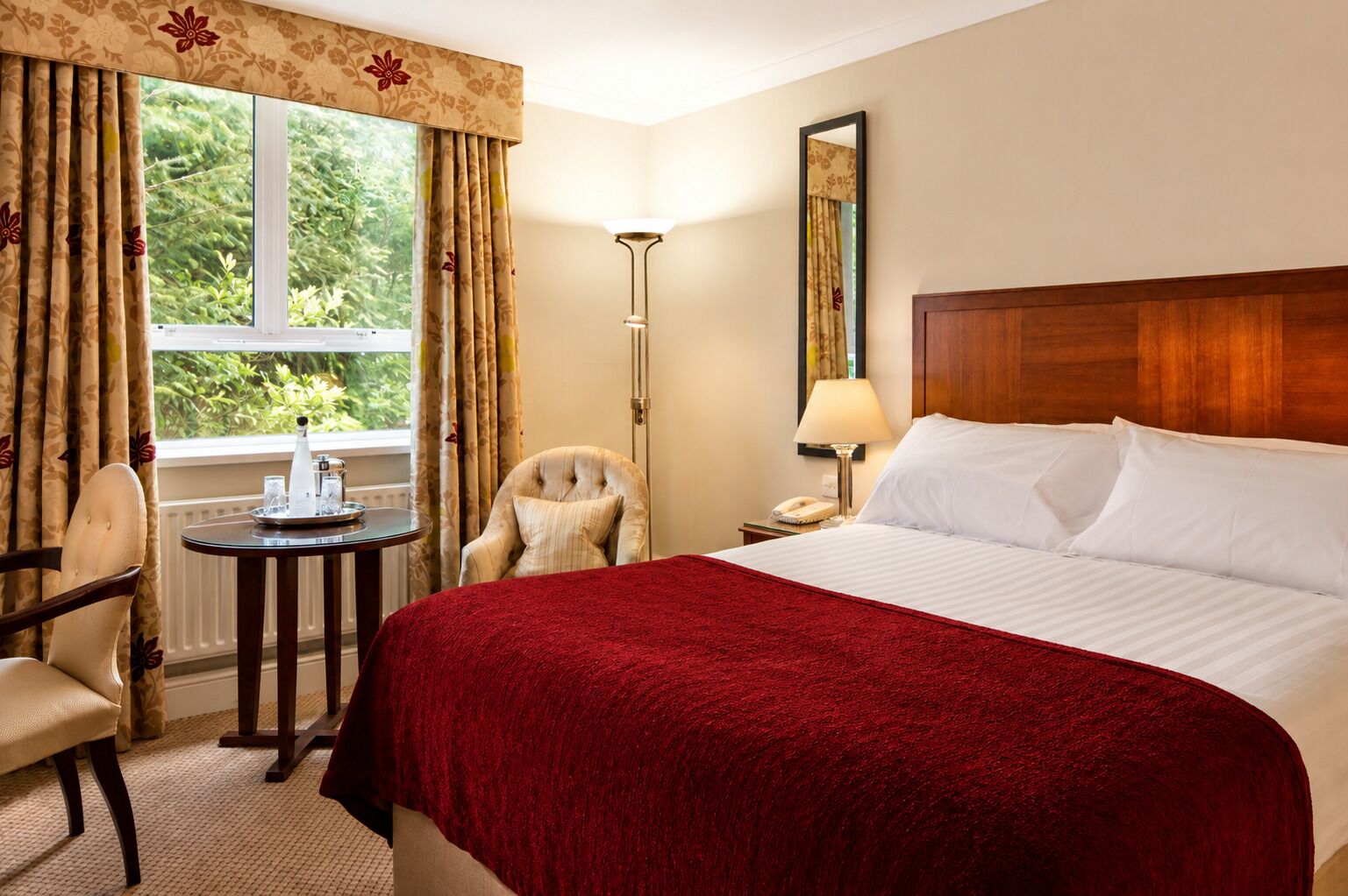 Hypo-allergenic bedding, in-room safe, individually decorated, desk