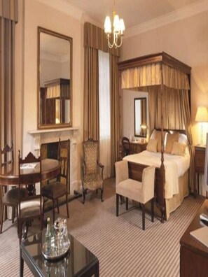 Chambre Deluxe, 1 lit double (Super Deluxe 4 Poster) | Literie hypoallergénique, coffres-forts dans les chambres