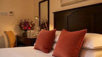 Hypo-allergenic bedding, in-room safe, individually decorated, desk
