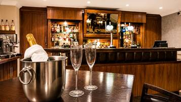 2 bars/lounges, lobby lounge