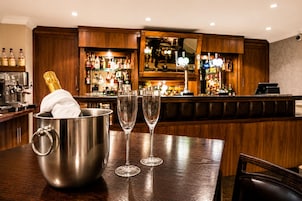 2 bares/lounges, saguão/lounge