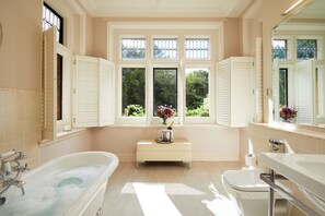 Superior Suite, 1 Double Bed (Super Deluxe Suite) | Bathroom
