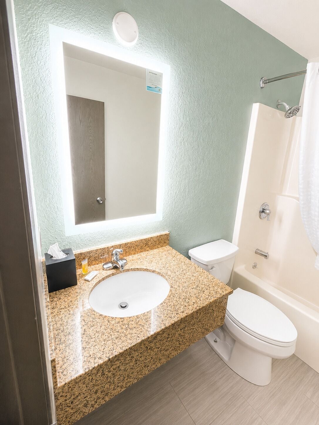 Kamar, 1 Tempat Tidur Queen, Bebas Asap Rokok | Kamar mandi | Kombinasi shower/bathtub dan perlengkapan kamar mandi ramah lingkungan