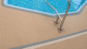 Indoor/outdoor pool - Travelodge by Wyndham Rapid City/Black Hills (Rapid City)