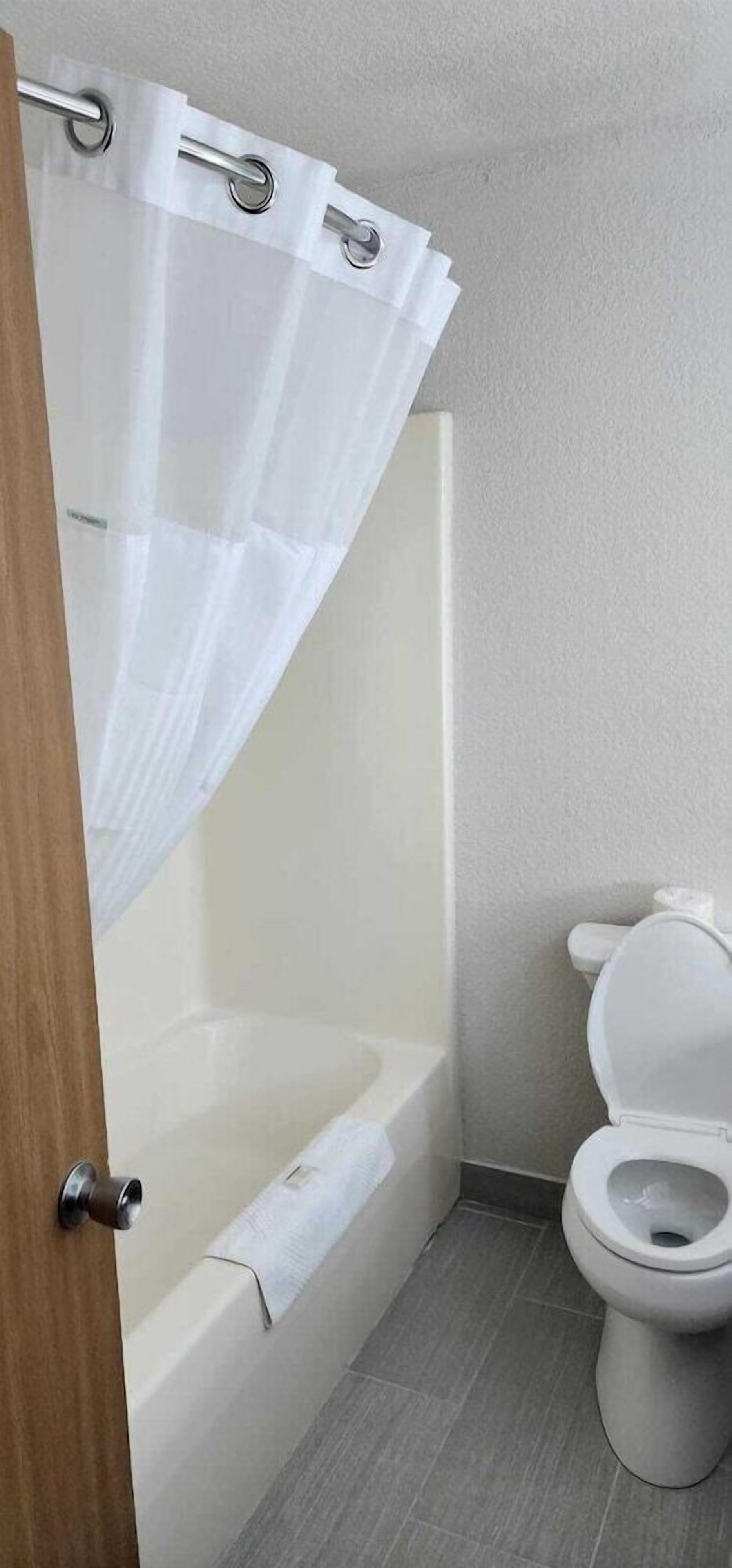 Bathroom | Combined shower/tub, eco-friendly toiletries, hair dryer, towels
