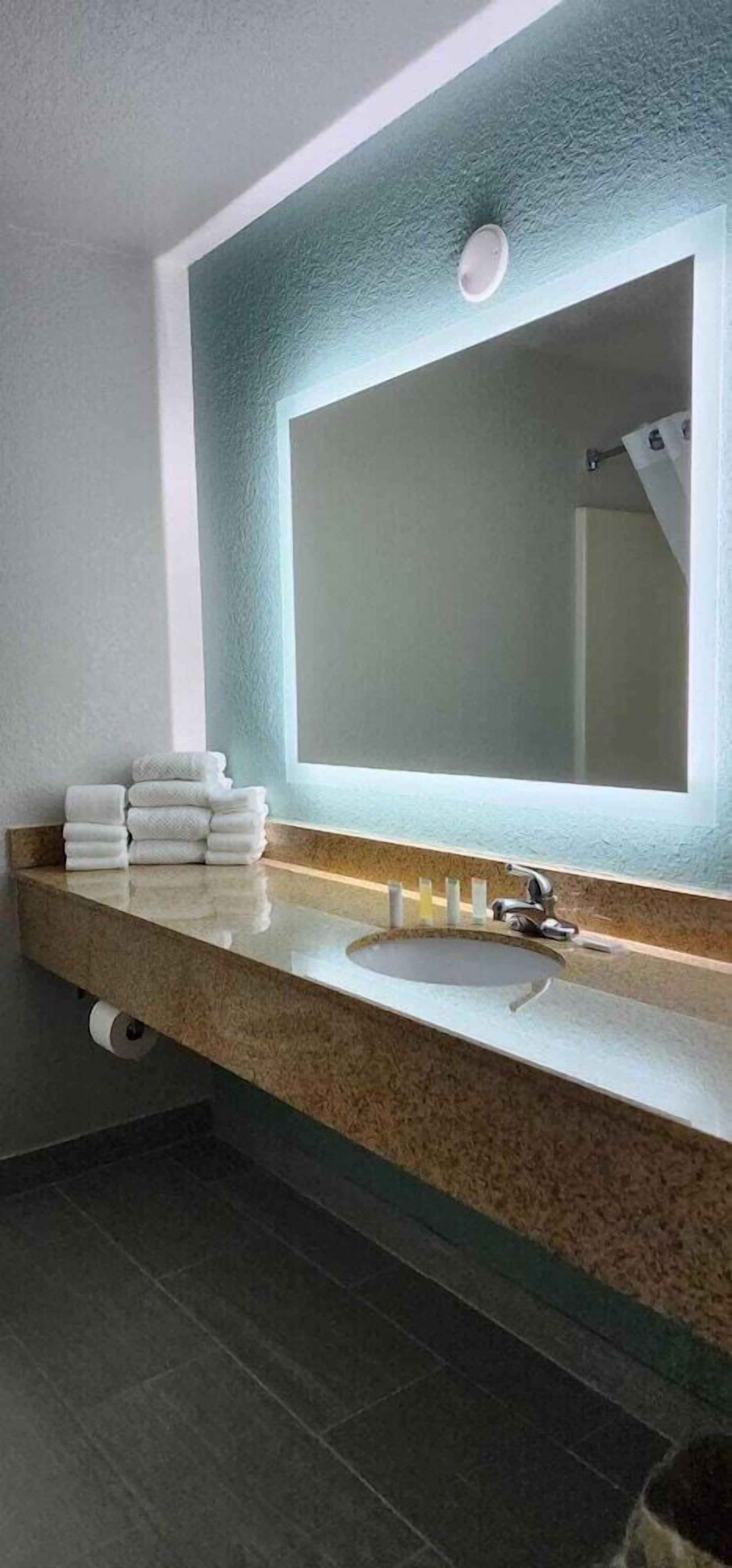 Bathroom | Combined shower/tub, eco-friendly toiletries, hair dryer, towels