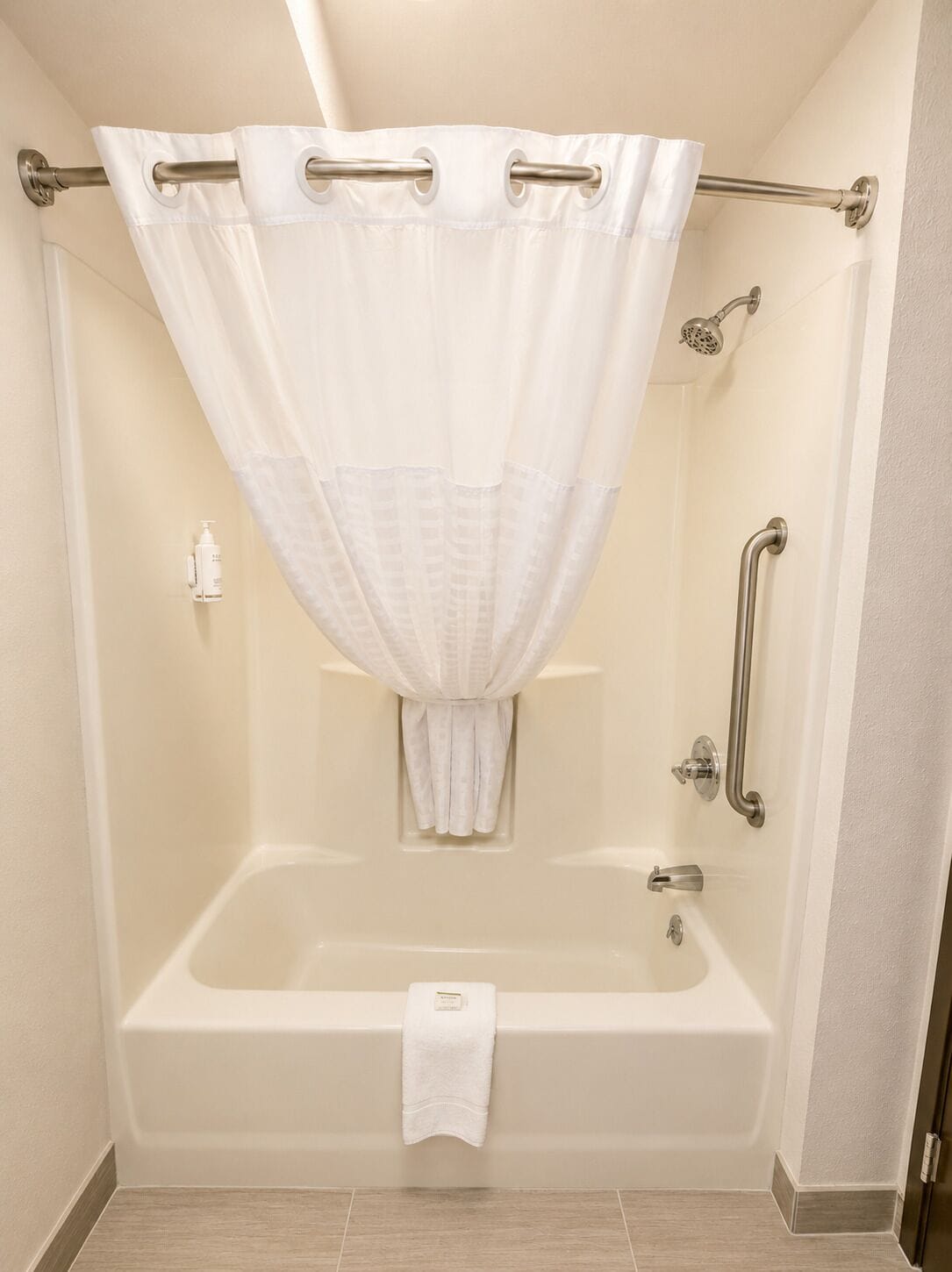 Room, 1 King Bed, Non Smoking | Bathroom