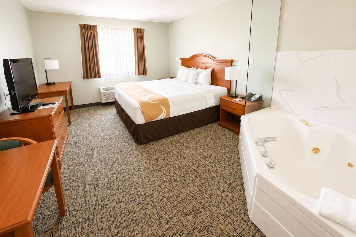 Deluxe Suite, 1 King Bed, Non Smoking | Premium bedding, pillowtop beds, iron/ironing board, WiFi (free)