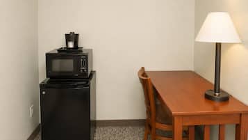 Studio Suite, Non Smoking (3 Queen Beds) | Premium bedding, pillow-top beds, iron/ironing board, free WiFi