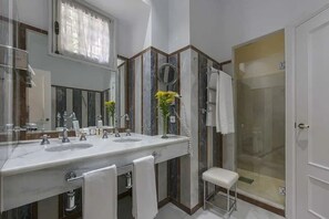 Habitación superior con 1 cama doble o 2 individuales | Baño | Artículos de higiene personal gratuitos, secador de pelo y toallas