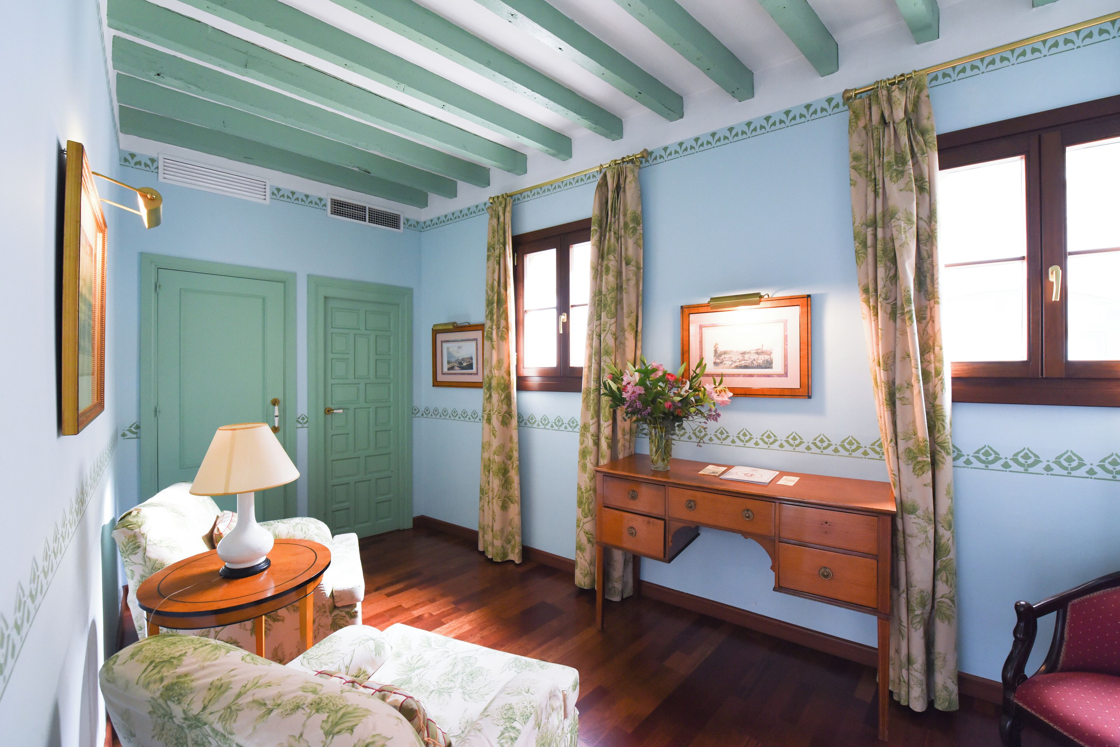 Ropa de cama de alta calidad y minibar 