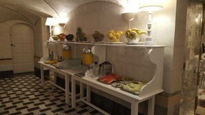 Se ofrece un desayuno bufé todos los días (por un coste adicional)