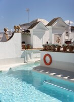 Una piscina al aire libre de temporada