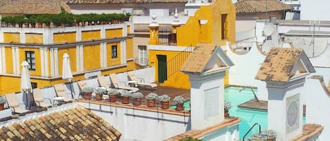 Kauden mukainen ulkouima-allas