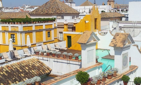 Seasonal outdoor pool. Las Casas de la Judería, Sevilla Historic City Center