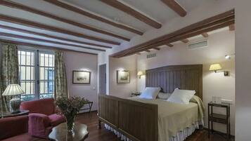 Habitación superior con 1 cama doble o 2 individuales | Ropa de cama de alta calidad, minibar, caja fuerte