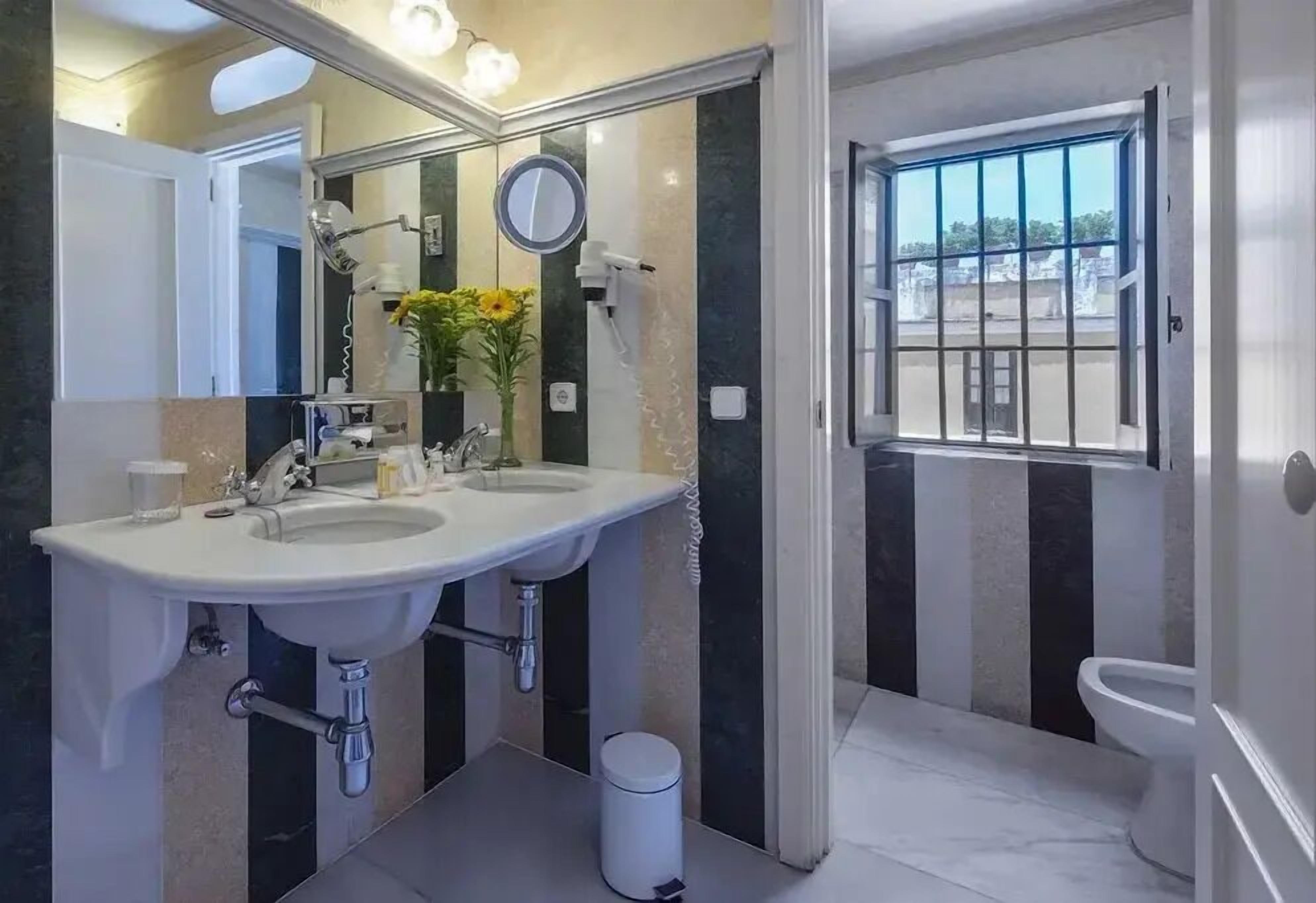 superior double or twin room | 1 bedroom, premium bedding, minibar, in-room safe