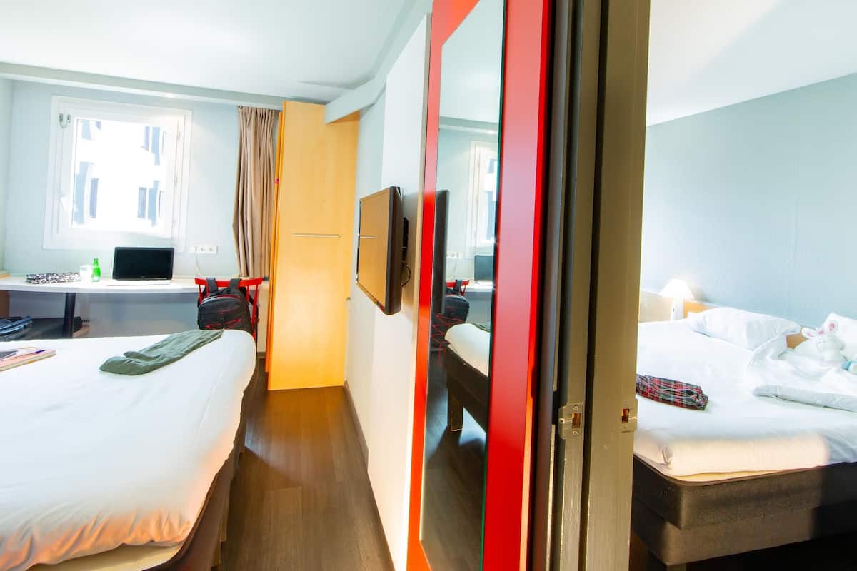 Perhehuone, 2 parisänkyä, yhdistettäviä huoneita | Ylelliset vuodevaatteet, tallelokero huoneessa, työpöytä, pimennysverhot