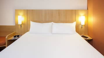 Ropa de cama de alta calidad y caja de seguridad en la habitación