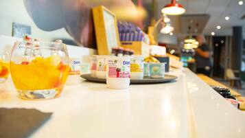 Desayuno buffet (EUR 9.9 por persona)