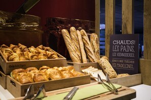 Ett bageridisplay med olika sorters bröd och bakverk.