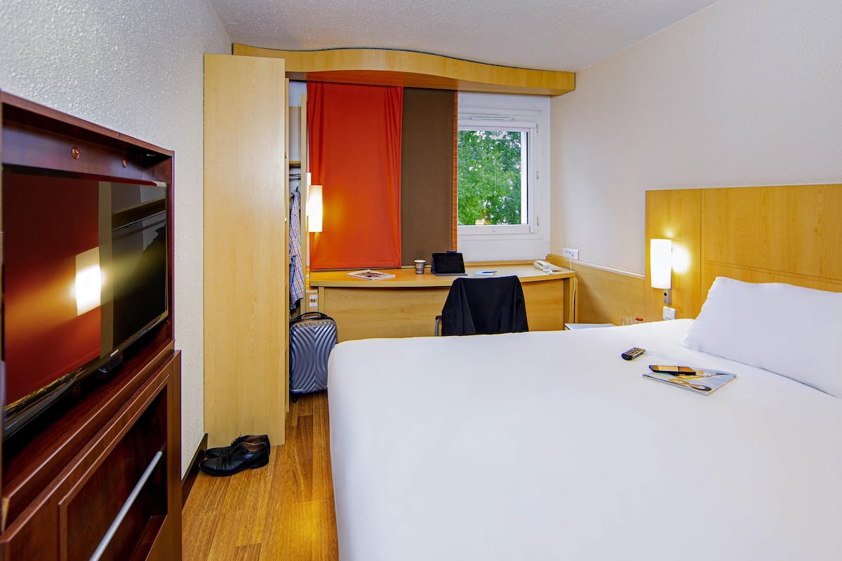 Standardzimmer, 1 Doppelbett | Hochwertige Bettwaren, Zimmersafe, Schreibtisch, Verdunkelungsvorhänge