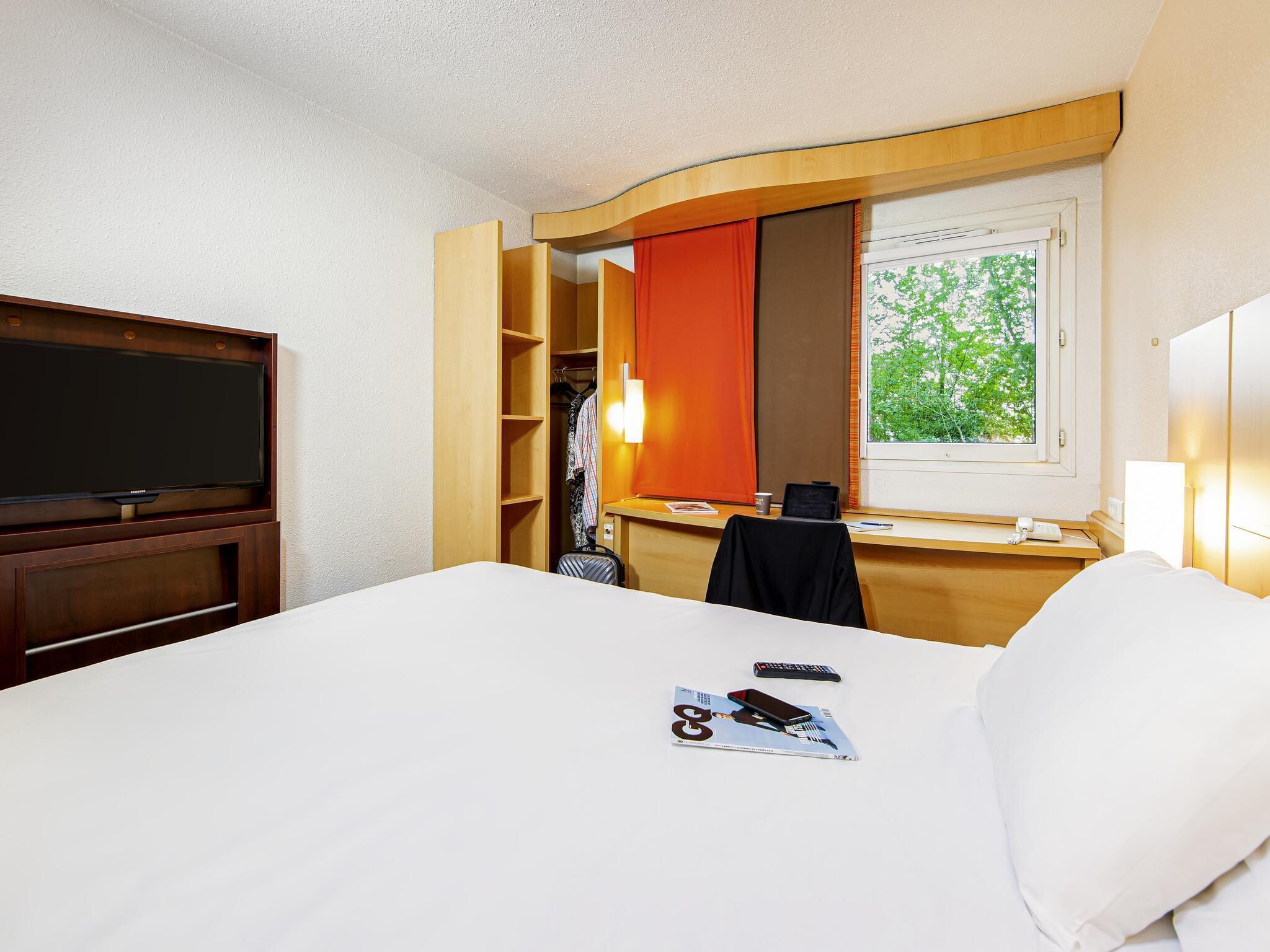 Habitación estándar, 1 cama matrimonial | Ropa de cama de alta calidad y caja de seguridad en la habitación 
