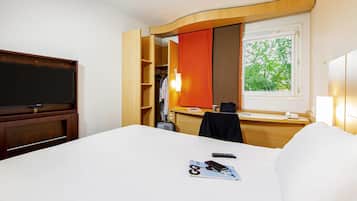 Standard Room, 1 Double Bed | Premium bedding, in-room safe, desk, blackout drapes