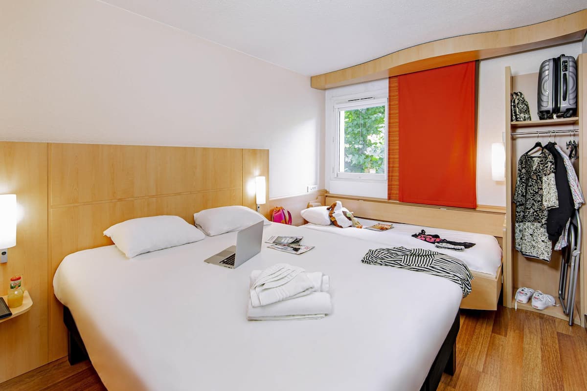 Rom – standard, flere senger | Sengetøy av topp kvalitet, safe på rommet og skrivebord