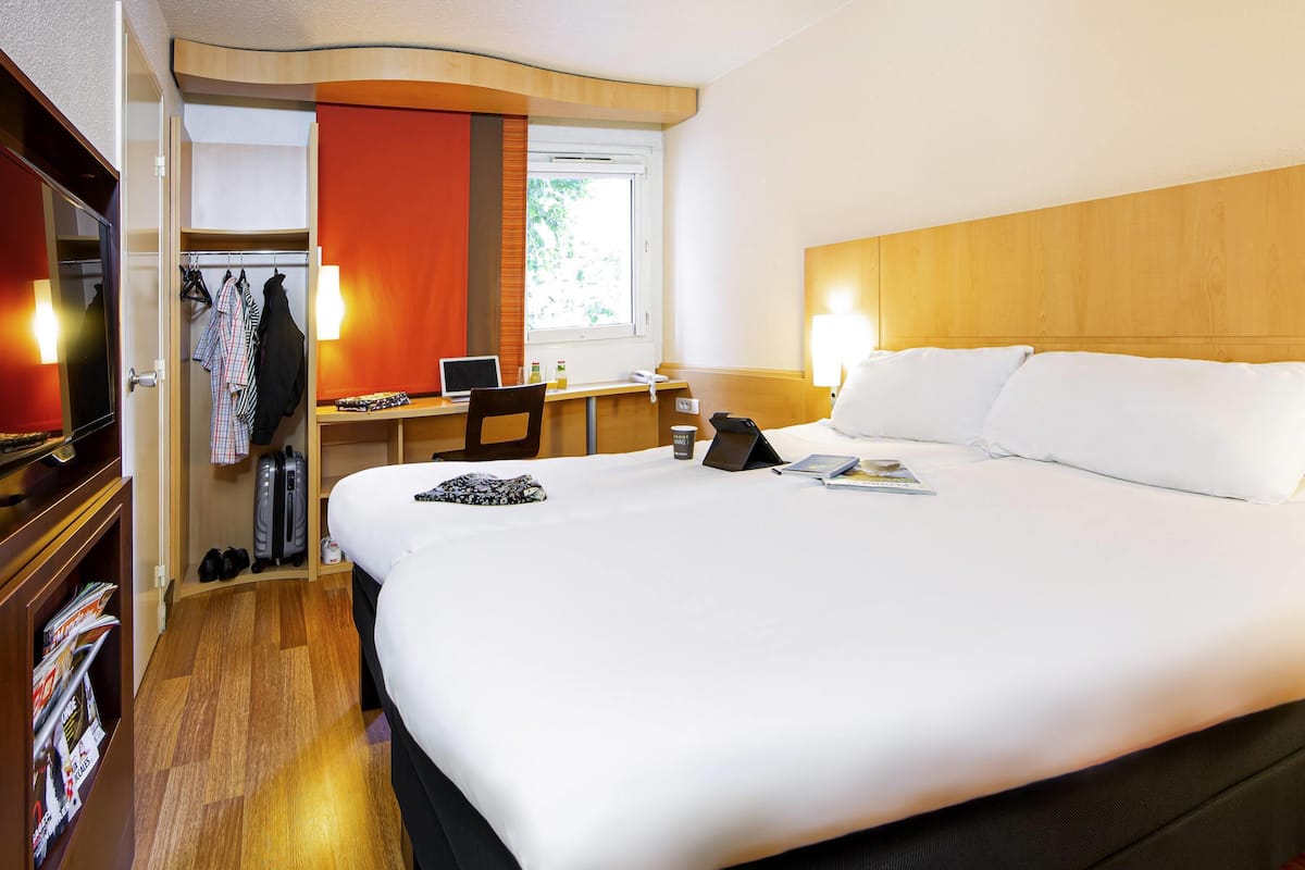 Habitación estándar, 2 camas individuales | Ropa de cama de alta calidad, caja fuerte, escritorio y cortinas opacas