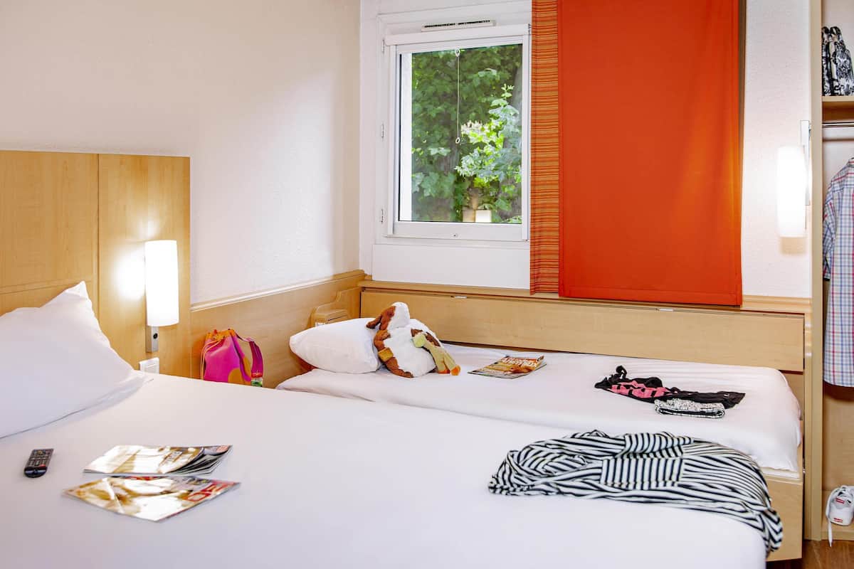 Habitación estándar, varias camas | Ropa de cama de alta calidad, caja fuerte, escritorio y cortinas opacas