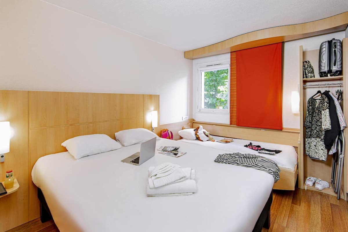 Standardzimmer, Mehrere Betten | Hochwertige Bettwaren, Zimmersafe, Schreibtisch, Verdunkelungsvorhänge
