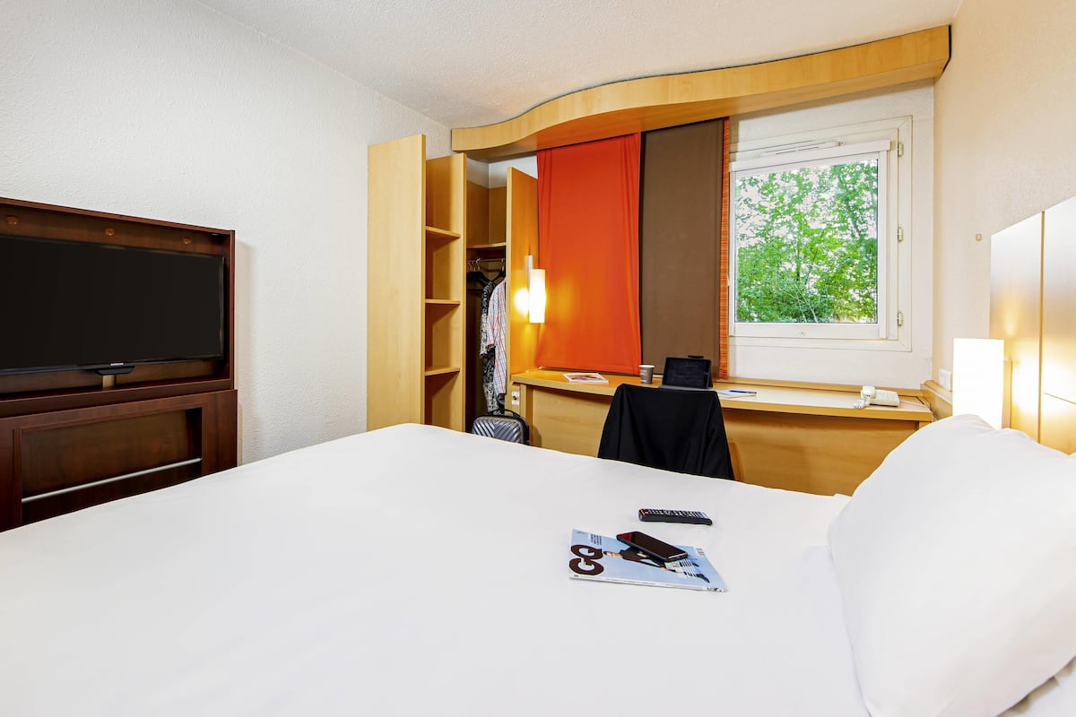 Standard Room, 1 Double Bed | Premium bedding, in-room safe, desk, blackout drapes