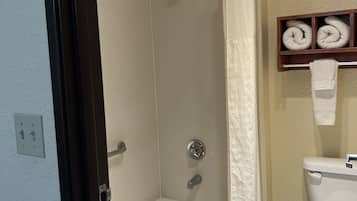 Combined shower/bathtub, free toiletries, hair dryer, towels