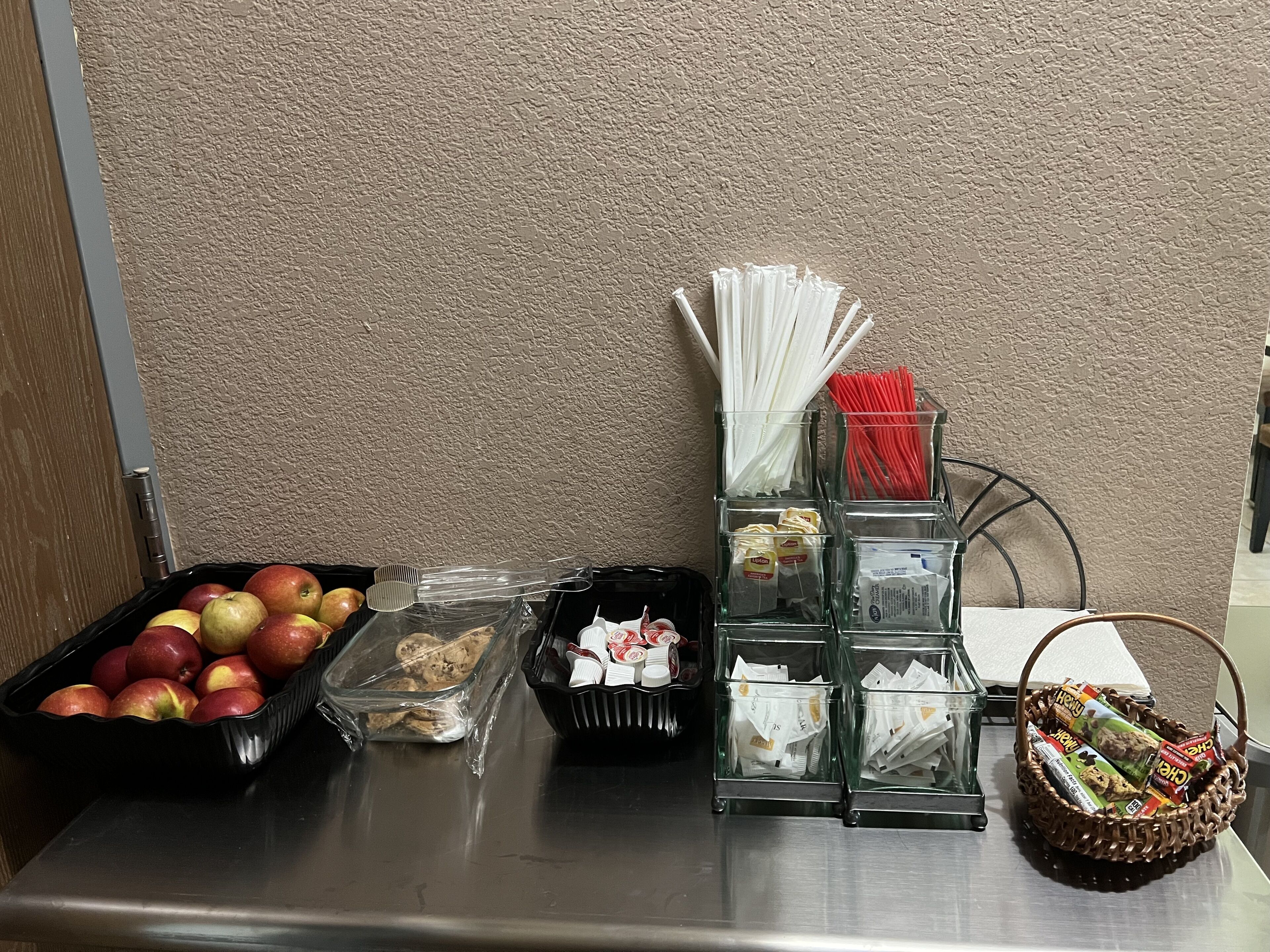 Een buffetopstelling met diverse gerechten en bestek.