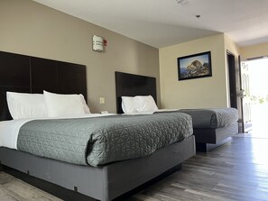Schreibtisch, schallisolierte Zimmer, Bügeleisen/Bügelbrett
