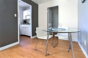 Studio Suite | In-room dining - Shadyside Inn All Suites Hotel (Pittsburgh)