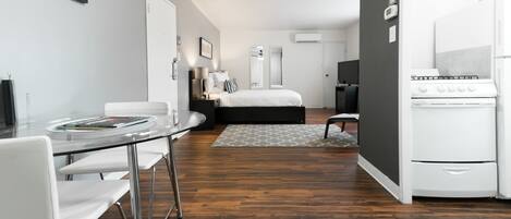 Studiosuite | Pillowtop-Betten, Zimmersafe, Verdunkelungsvorhänge