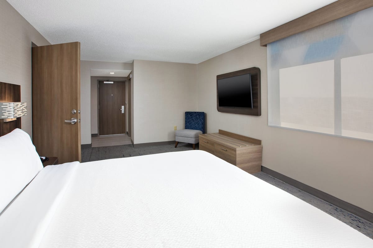 1 bedroom, hypo-allergenic bedding, desk, laptop workspace