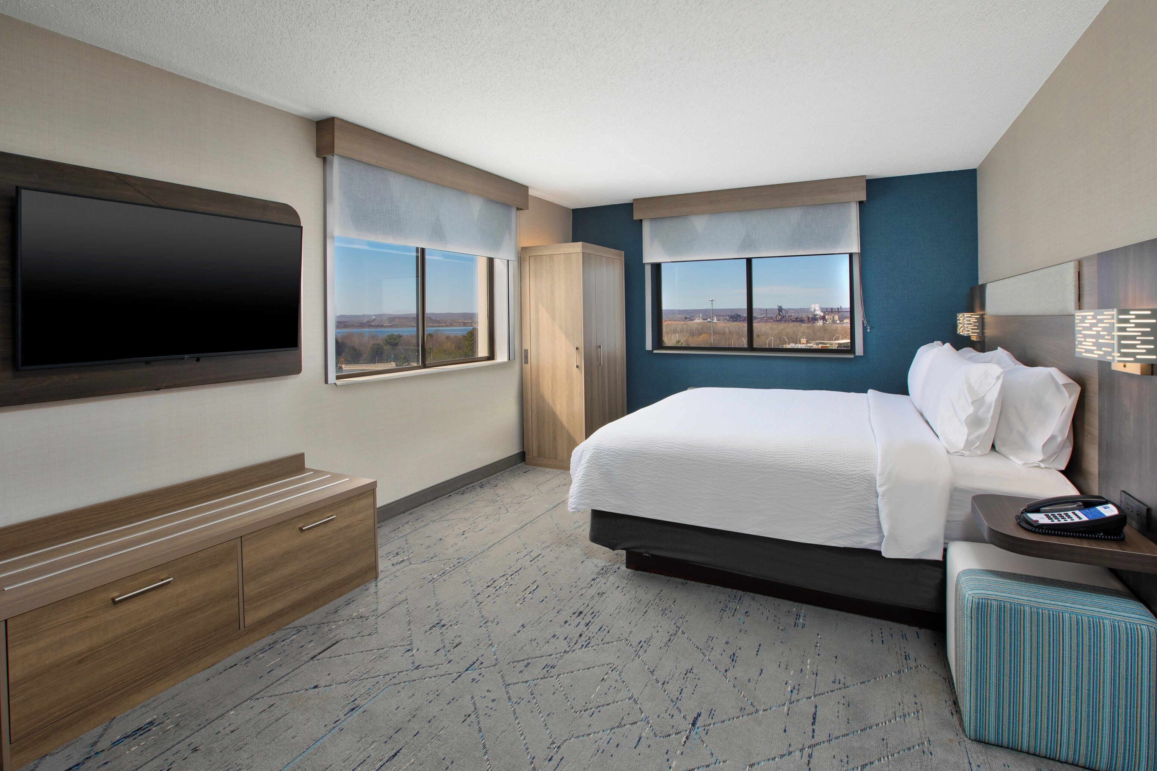 1 bedroom, hypo-allergenic bedding, desk, laptop workspace