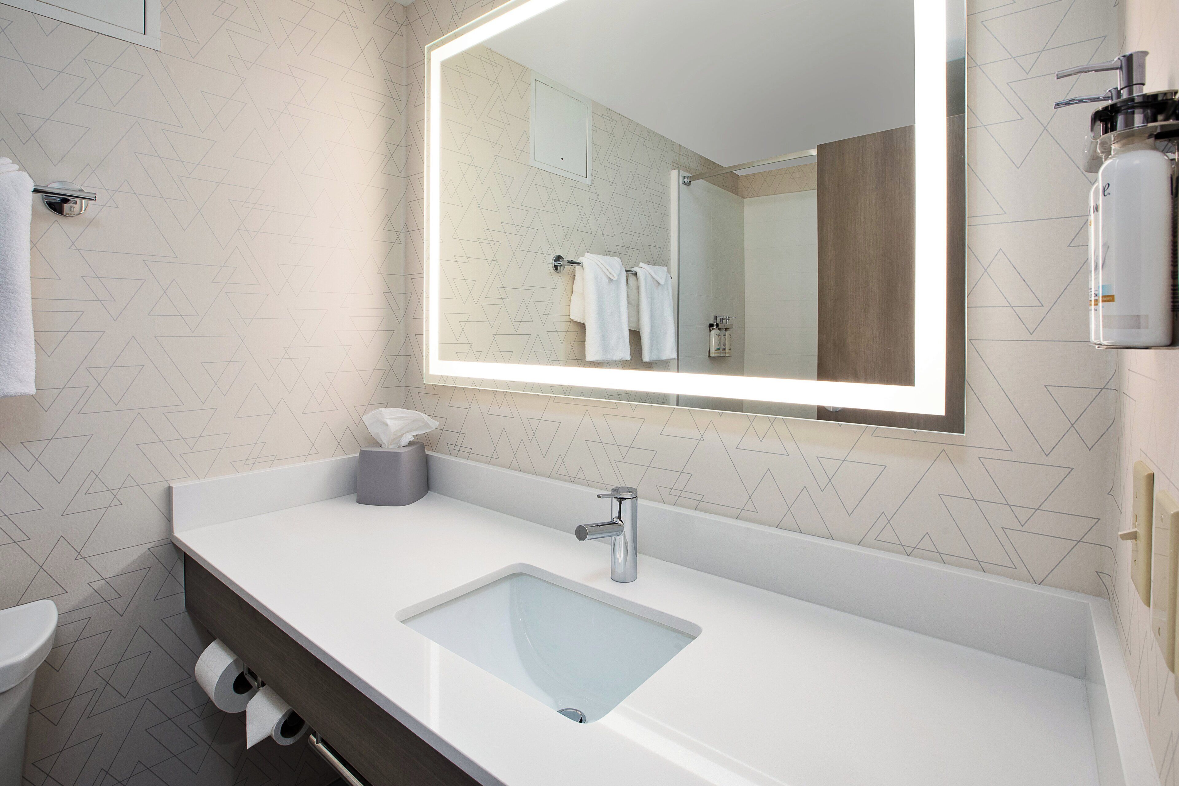 combined shower/bathtub, eco-friendly toiletries, hair dryer, towels