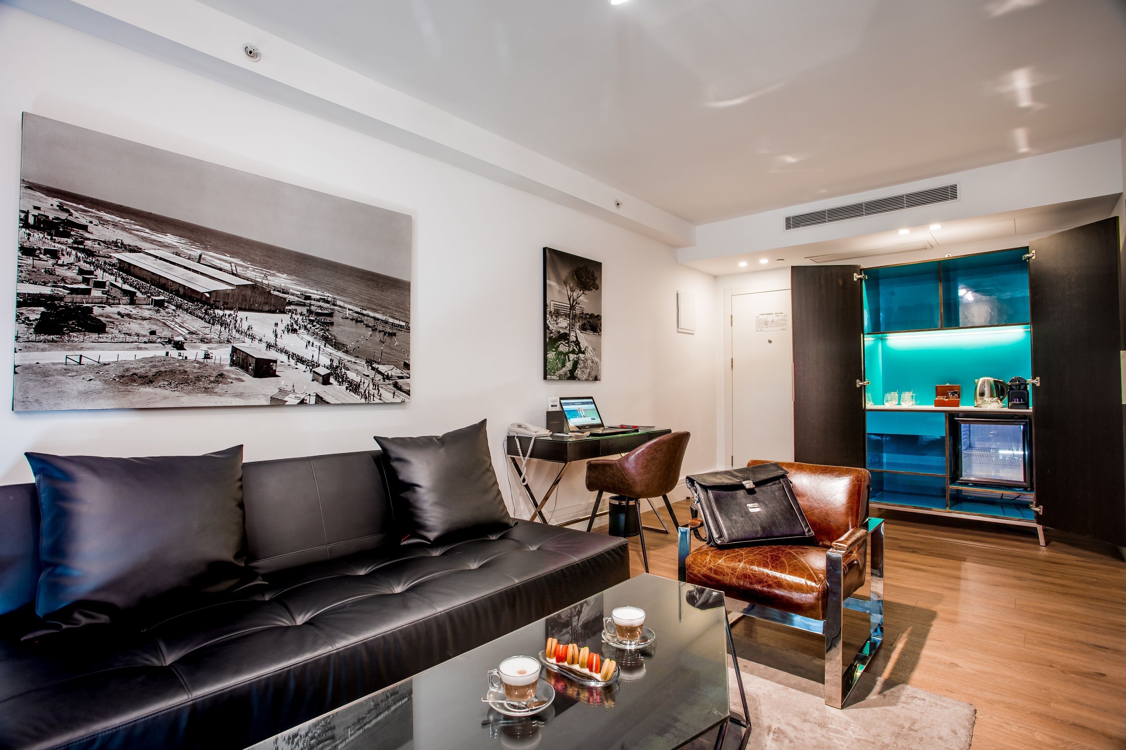 deluxe suite, balcony, partial sea view | living area | 32-inch lcd tv with cable channels, tv, pay films