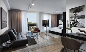 Suite – deluxe, balkong, delvis sjøutsikt | Oppholdsområde | En 32-tommers LCD-TV med kabel-kanaler samt TV og filmkjøp