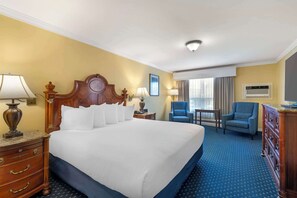 Standard Room, 1 King Bed, Non Smoking, Refrigerator & Microwave (Pet Friendly) | Premium bedding, laptop workspace, blackout drapes, iron/ironing board - Best Western White House Inn (Bangor)