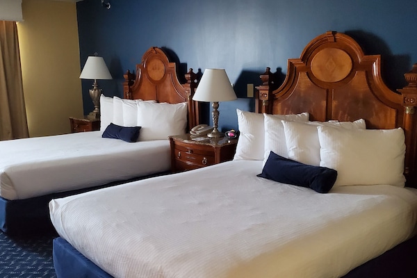 Suite Keluarga, Beberapa Tempat Tidur, Bebas Asap Rokok, lemari es & microwave (Pet Friendly) | Seprai premium, ruang kerja ramah laptop, dan tirai kedap cahaya