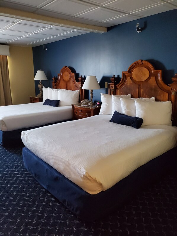 Family Suite, Multiple Beds, Non Smoking, Refrigerator & Microwave (Pet Friendly) | 1 bedroom, premium bedding, laptop workspace, blackout drapes