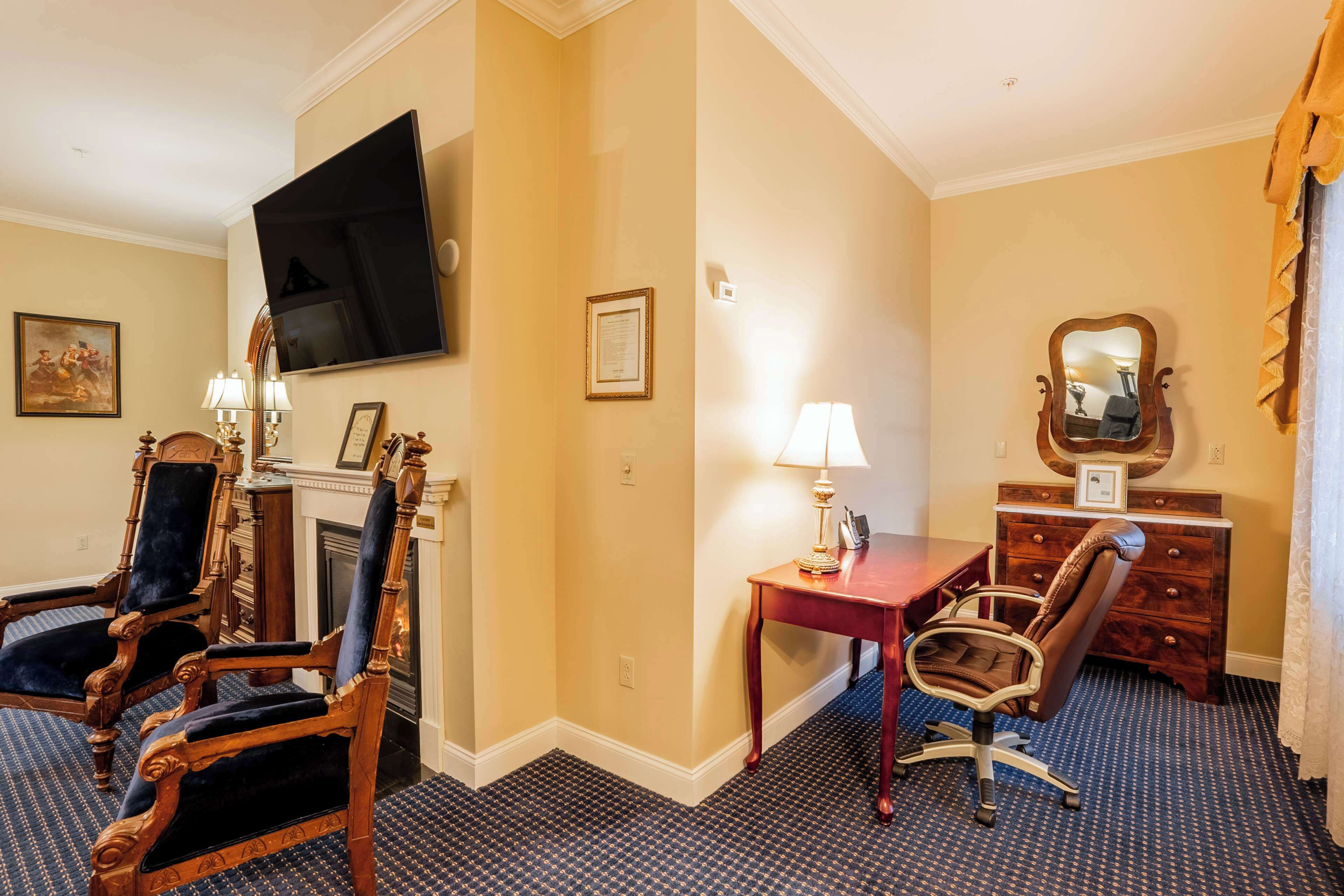 suite, 1 king bed, non smoking, jetted tub | room amenity